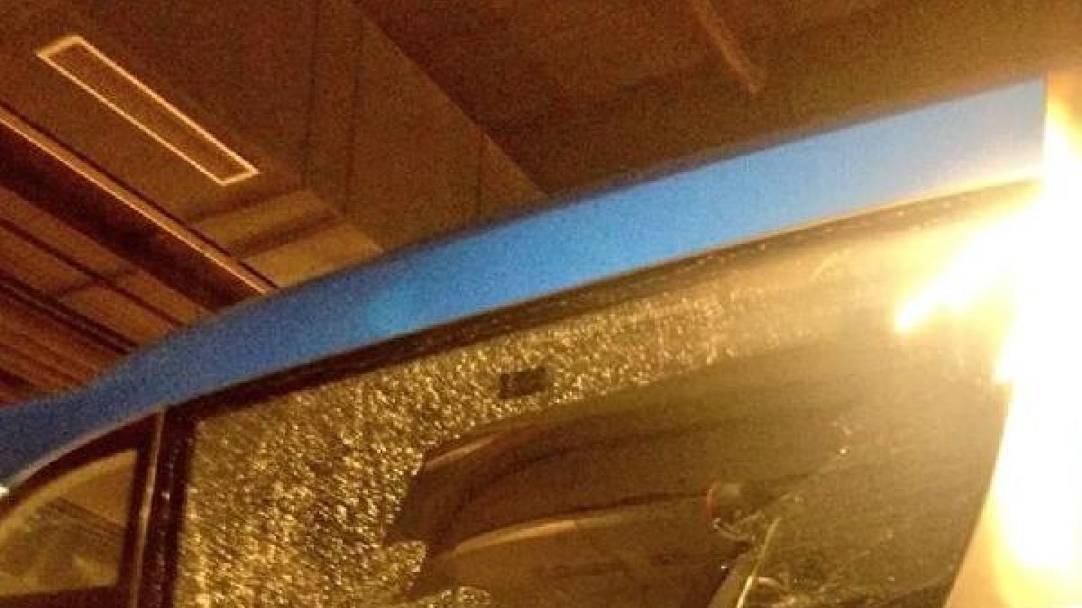 Autobús del Espanyol con la luna rota.