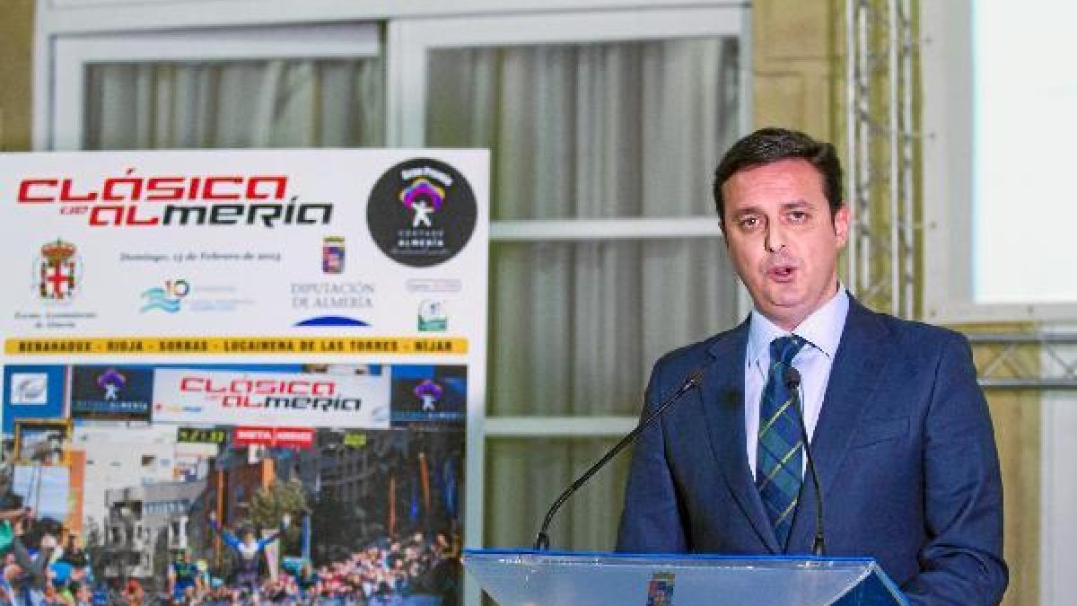 Javier García en la presentación de la Clásica Ciclista de Almería.