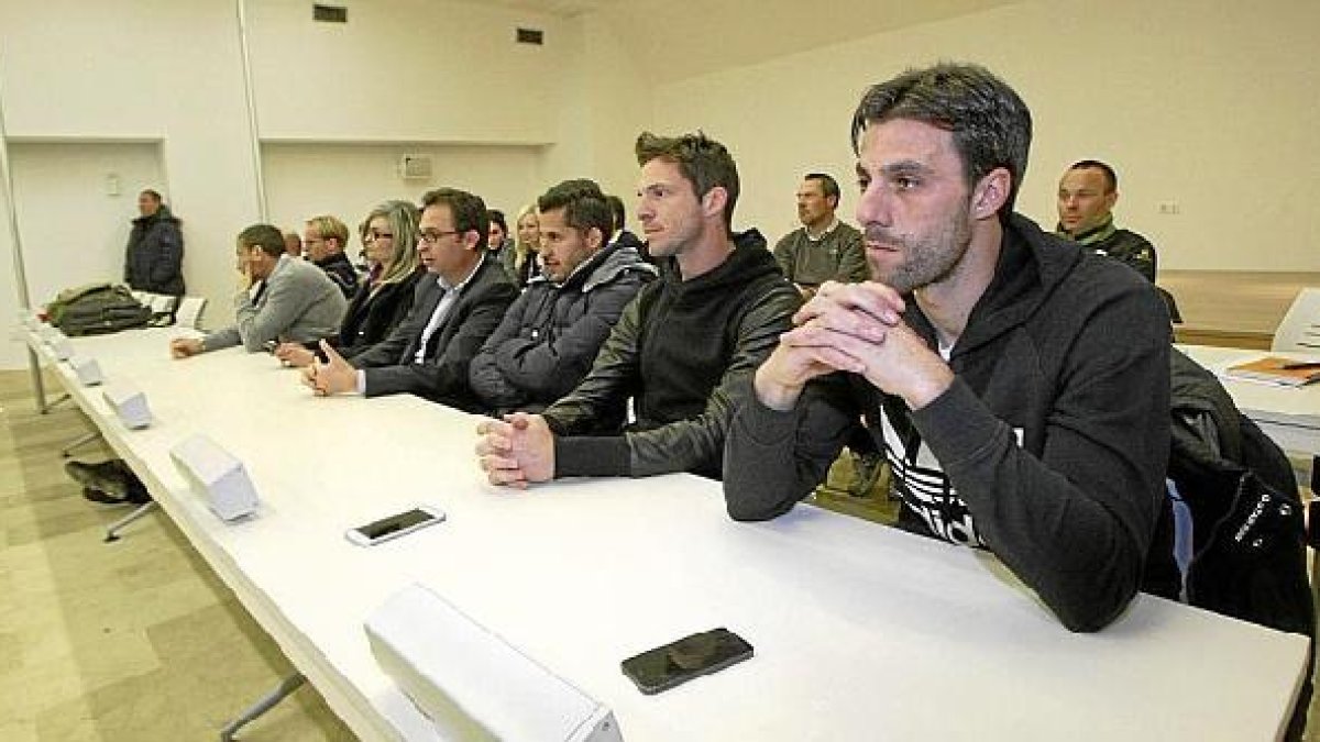 Los jugadores del Elche escuchan a su presidente.