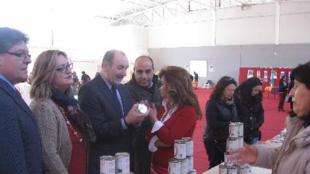 José Manuel Ortiz, en un expositor de conservas hortofrutícolas en la feria Redmur.
