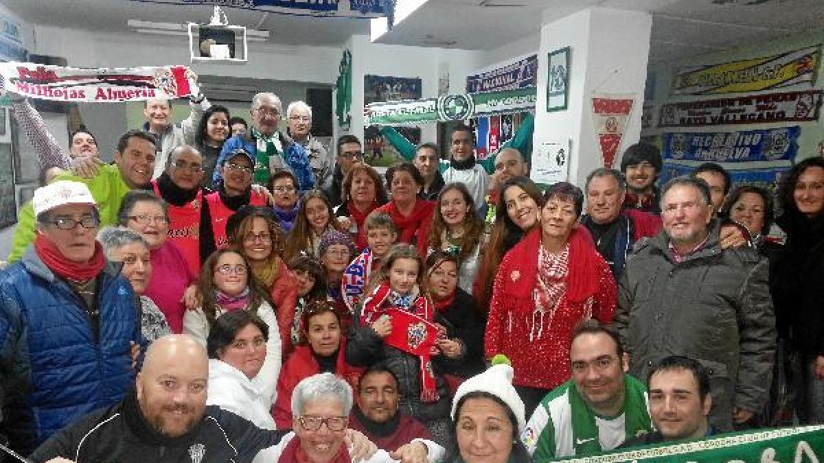 La Peña Milhojas en su hermanamiento con peñistas cordobeses.