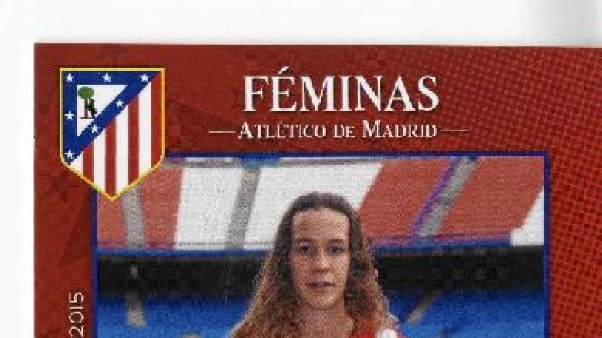 La jugadora posanado en el césped del Vicente Calderón.