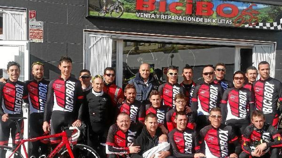 El nuevo equipo ciclista se hizo la foto de familia.
