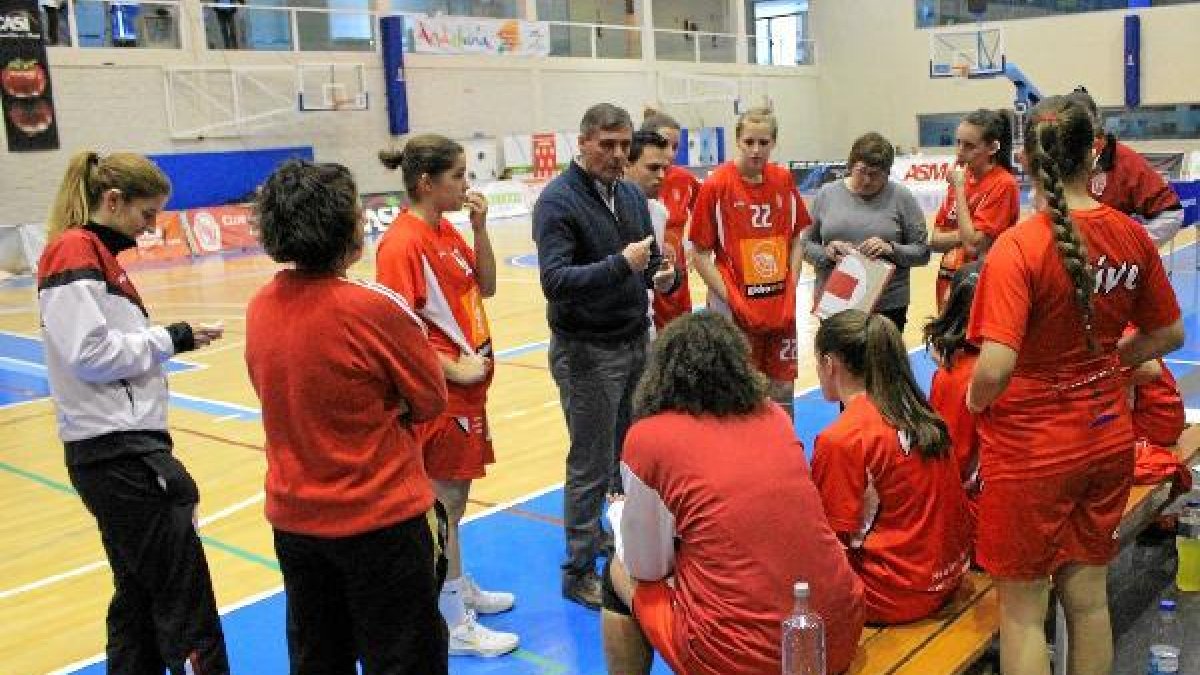 Paco Rueda repasando la lección con sus jugadoras.