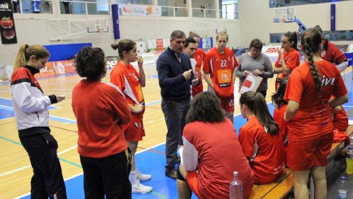 Imbroda con Paco Rueda, entrenador de las chicas.