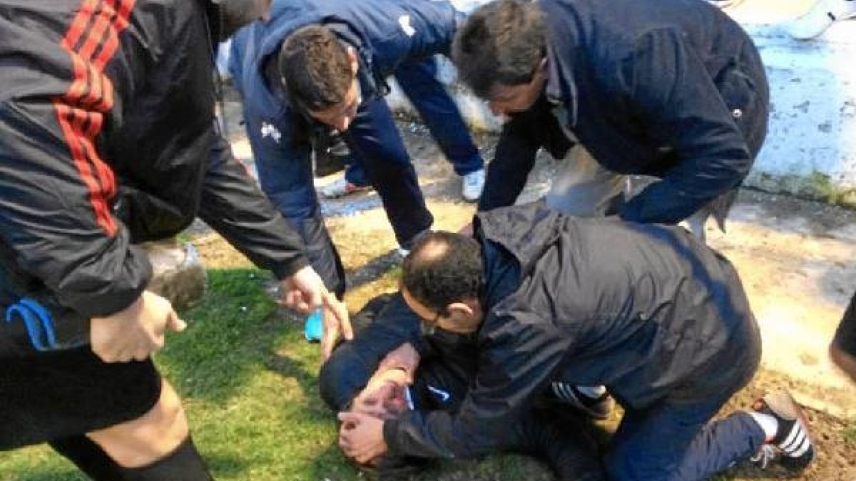 Asián es atendido en la banda tras ser agredido.