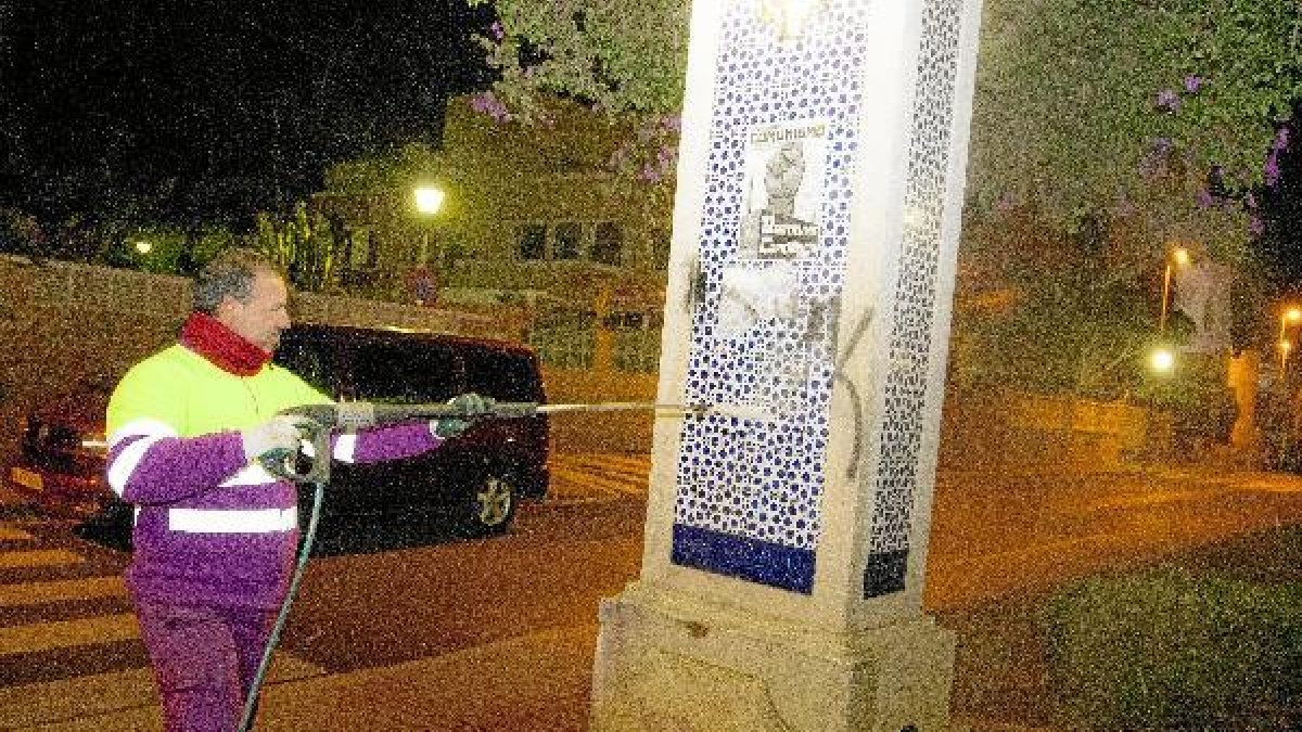 Trabajos de eliminación de las pintadas hace unos días en la Plaza de España en Ciudad Jardín.