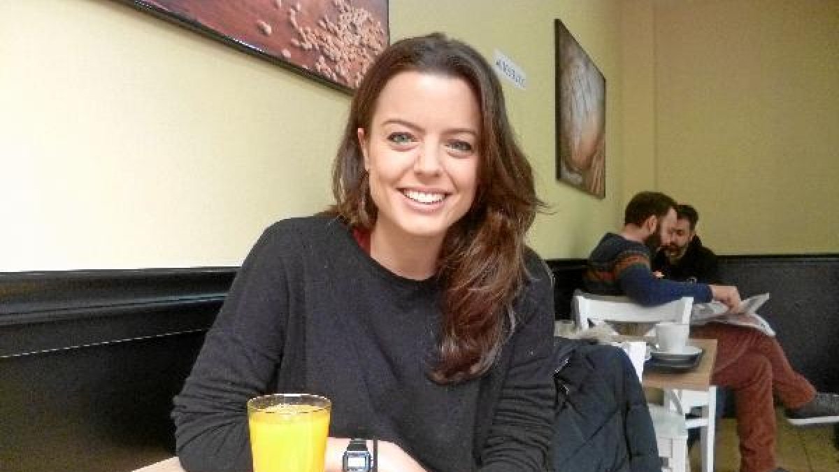 Adriana Torrebejano con su desayuno; al fondo, Francisco Conde y Kurro González.