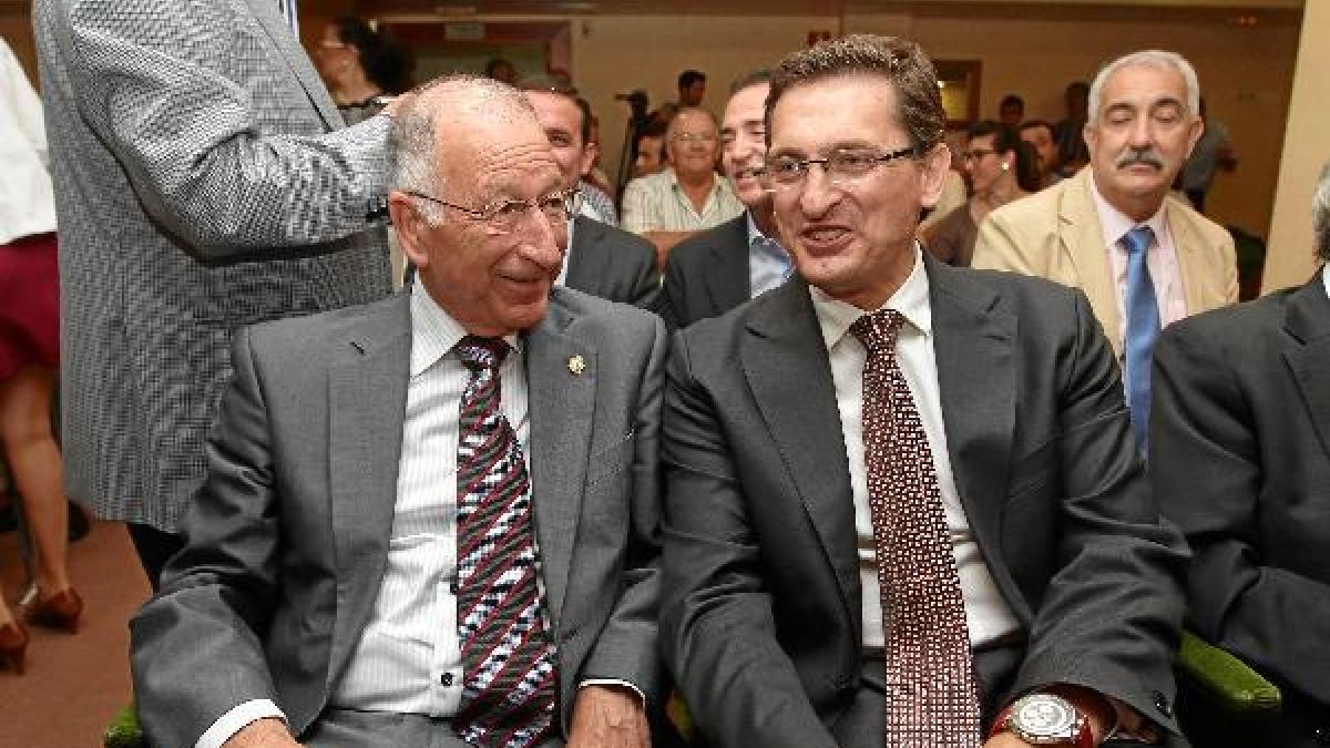 Gabriel Amat y José Luis Sánchez Teruel, líderes de PP y PSOE, juntos en un acto.