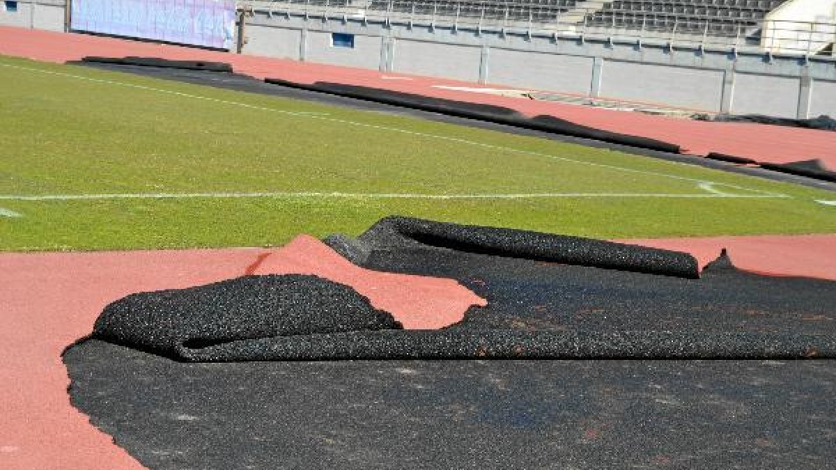 Las pistas de tartán fueron arrancadas por el fuerte viento.