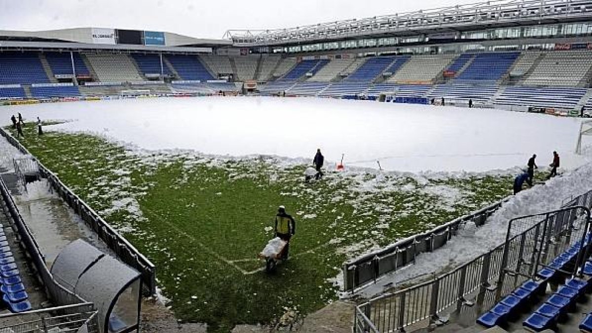 Mendizorroza, nevado por completo.