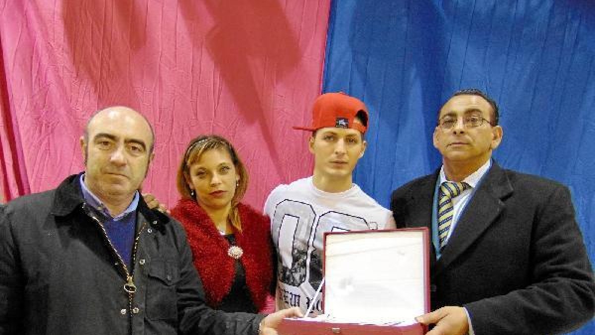 Nyno Vargas recibió una placa conmemorativa.