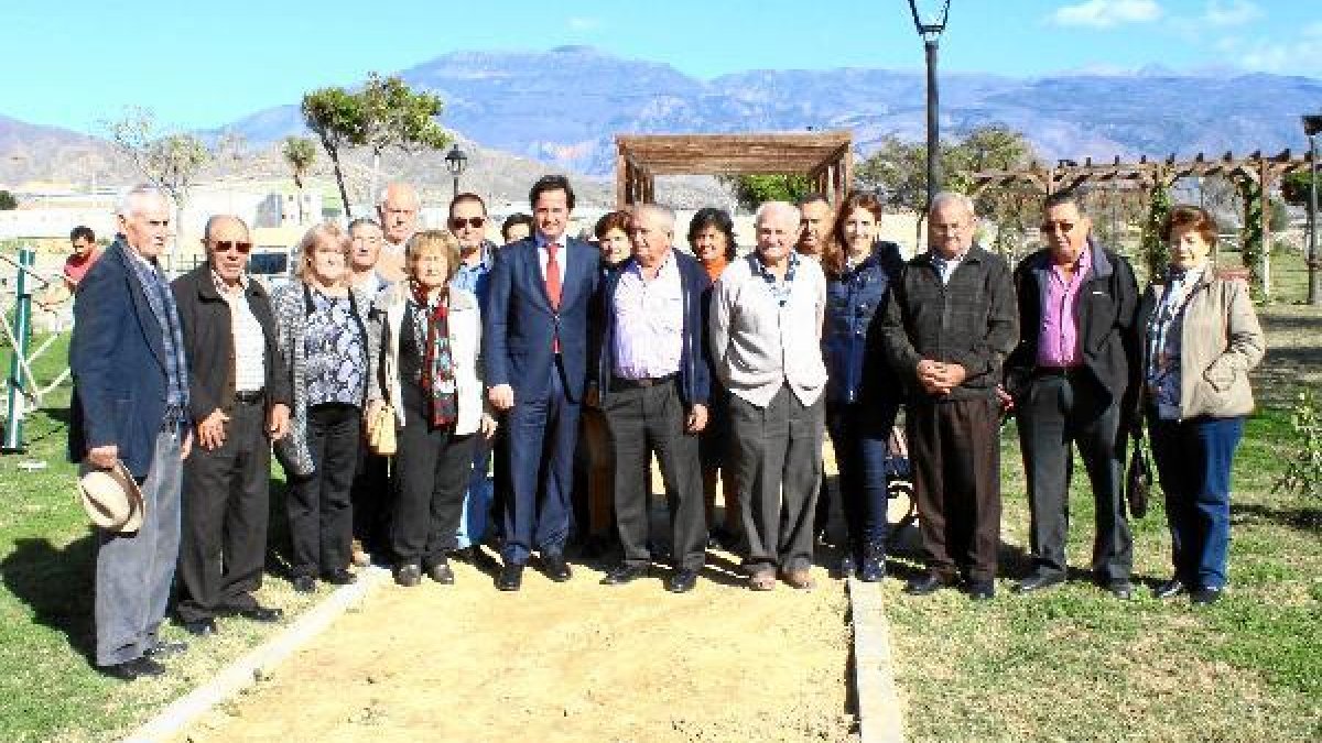 Los miembros de la asociación junto al alcalde y la concejal