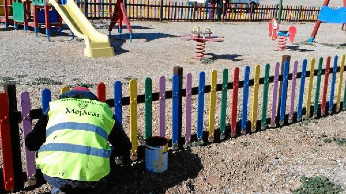 Un trabajador en un parque infantil