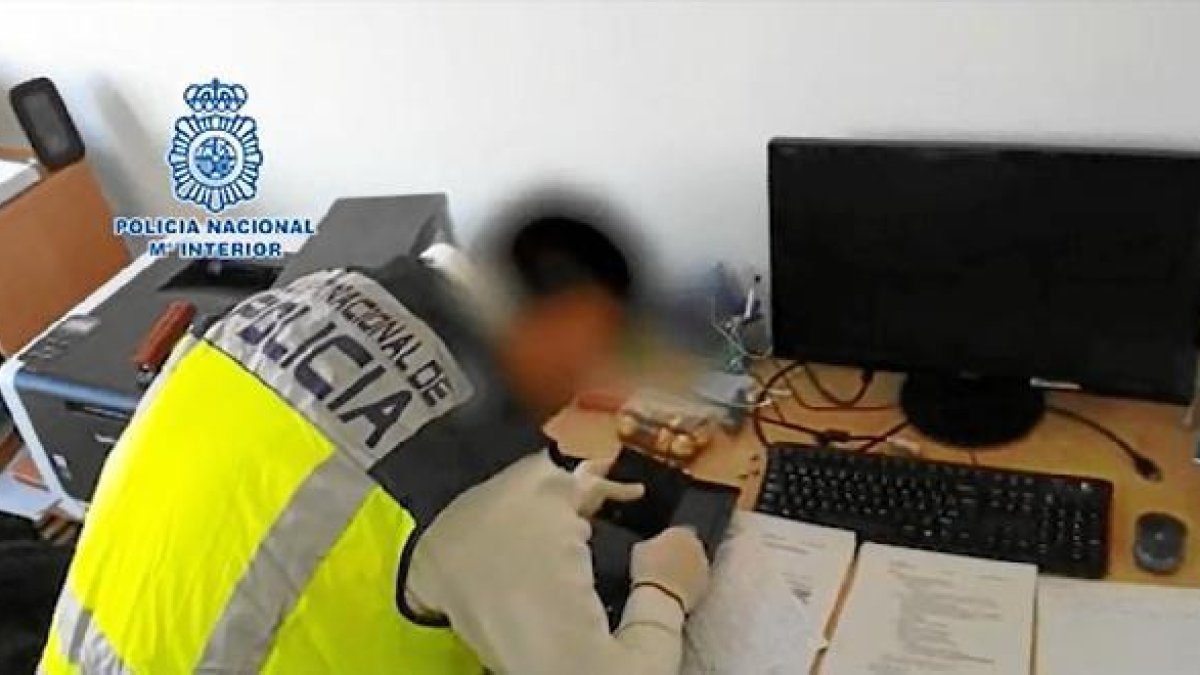 Policía Nacional en una registro