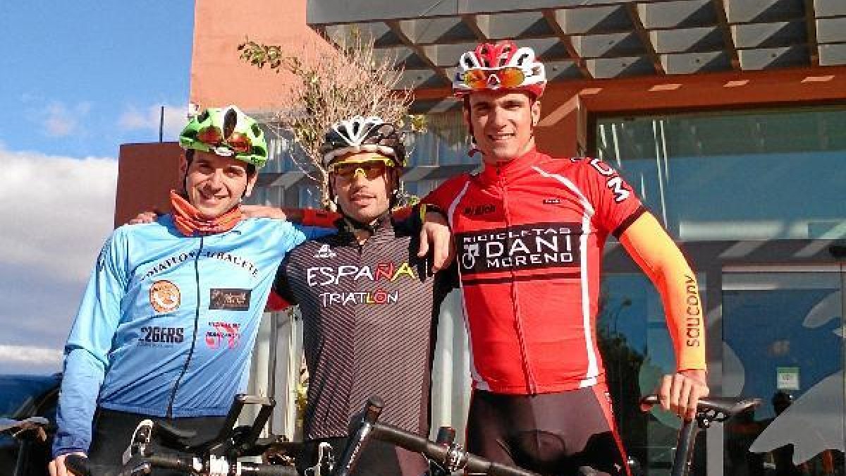 Jairo, con sus compañeros.