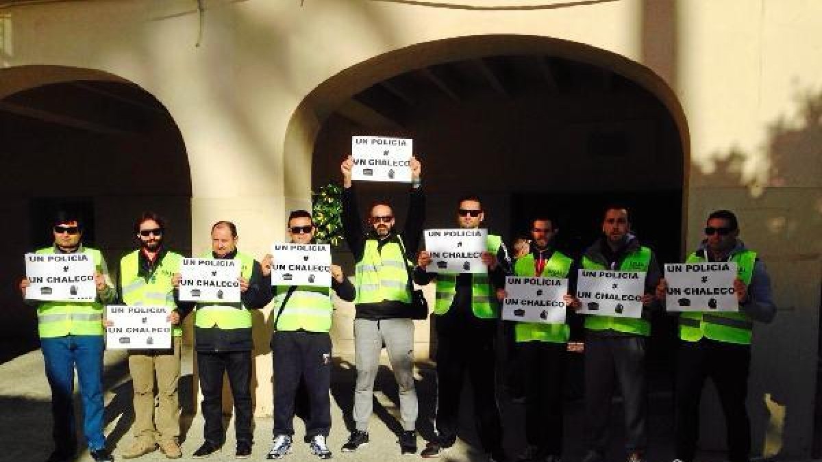 Agentes de la UPBLA ayer en el Ayuntamiento de Almería