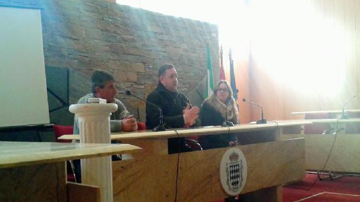 El alcalde (centro) durante la reunion.