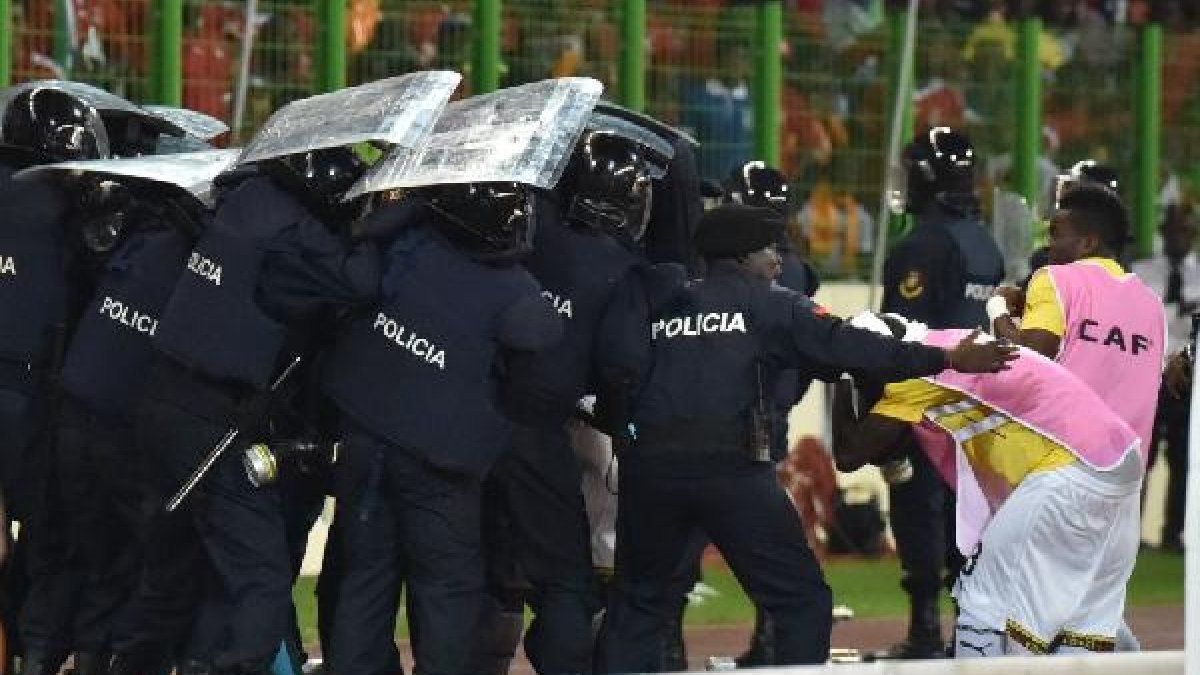 La Policía protegiendo a jugadores de Ghana.
