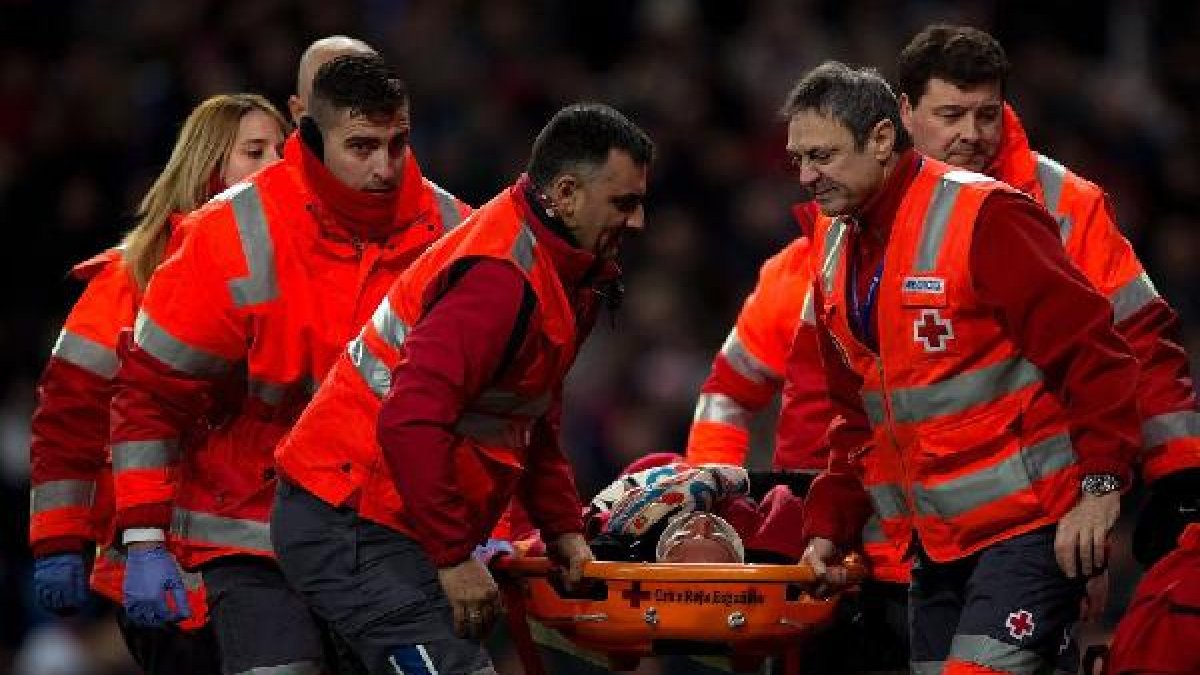 Beto es retirado del campo por las asistencias de la Cruz Roja.