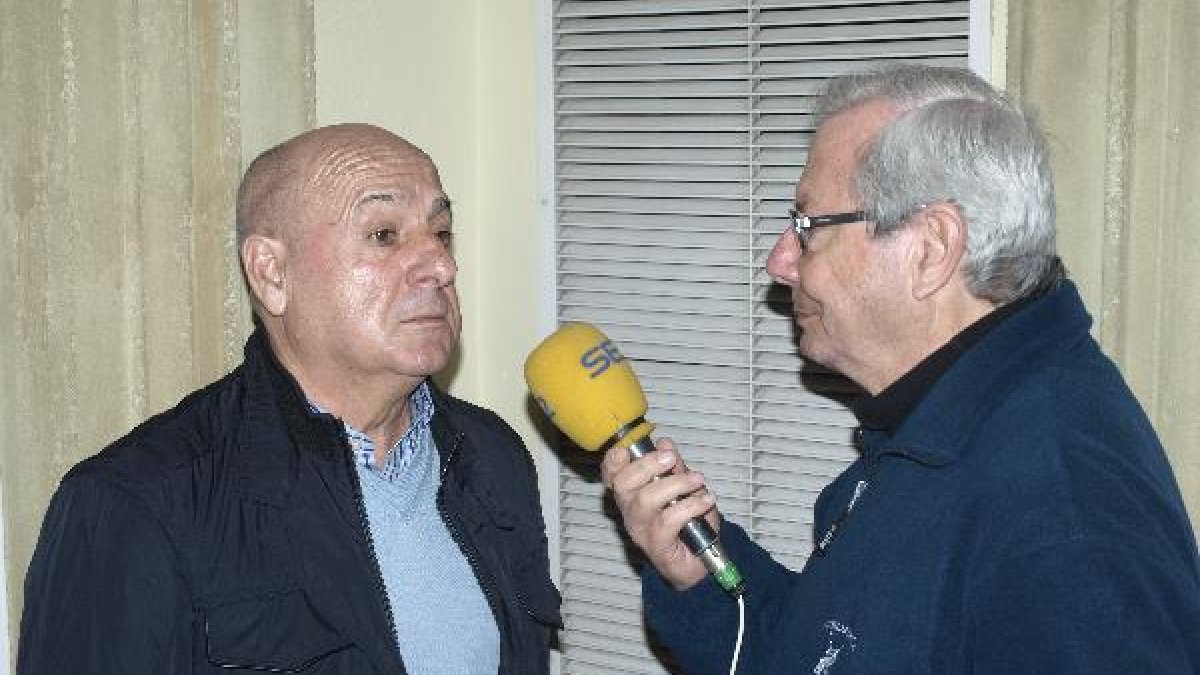 Juan Andújar Oliver, atendiendo a Juan Lozano.