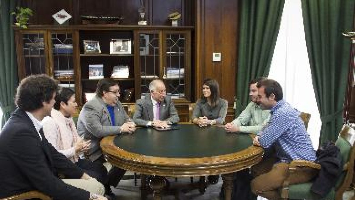 Reunión entre la Diputación y el Ayuntamiento.