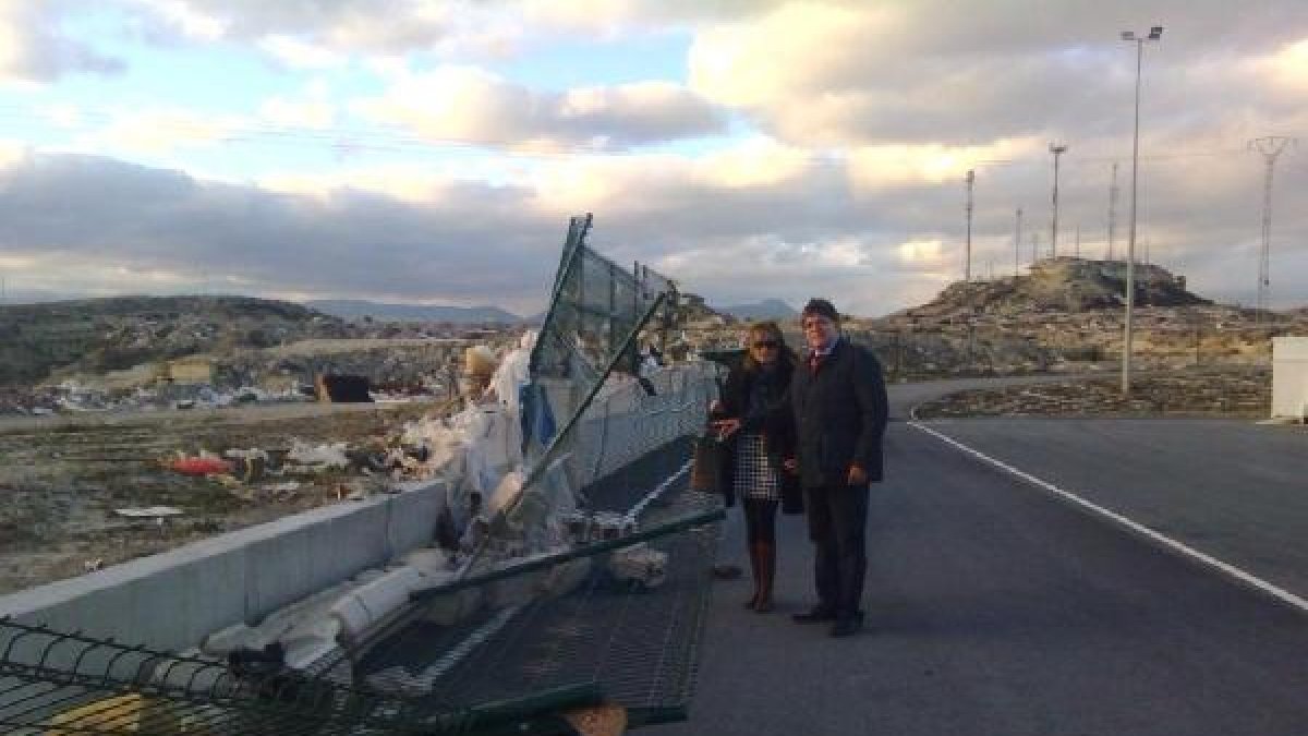 El alcalde de Albox, Rogelio Mena, durante la visita al punto limpio albojense tras el temporal del