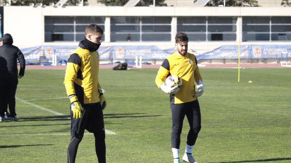 Los guardametas, con Ángel Férez.