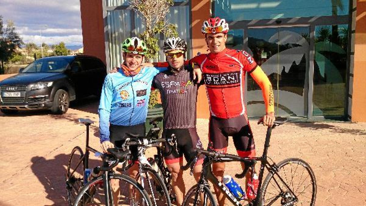 Jairo Ruiz, en el centro, antes de salir a rodar por las carreteras almerienses.