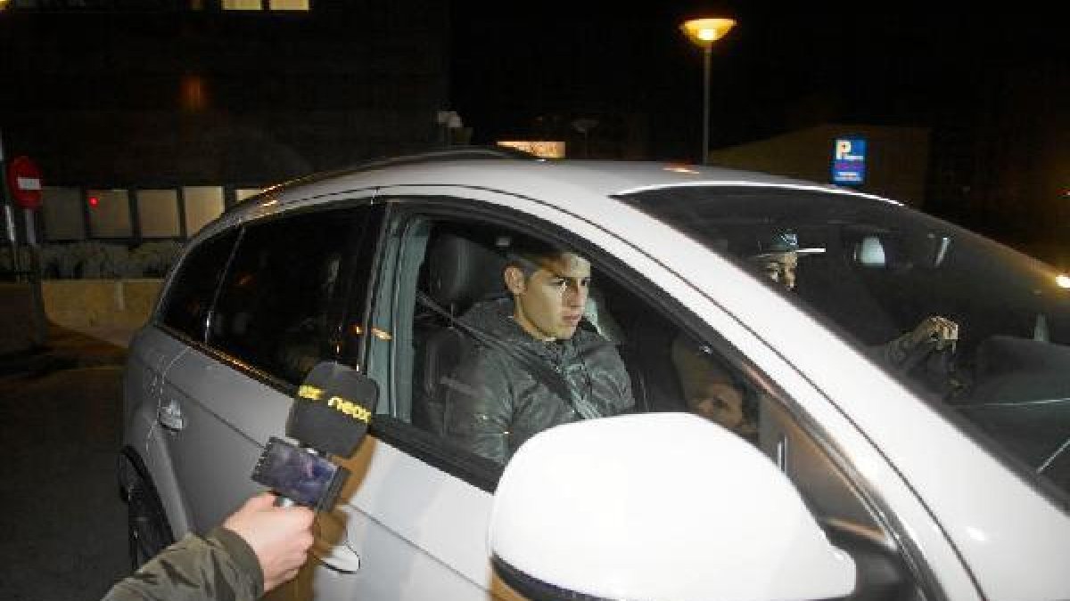 James saliendo del Estadio tras su lesión.