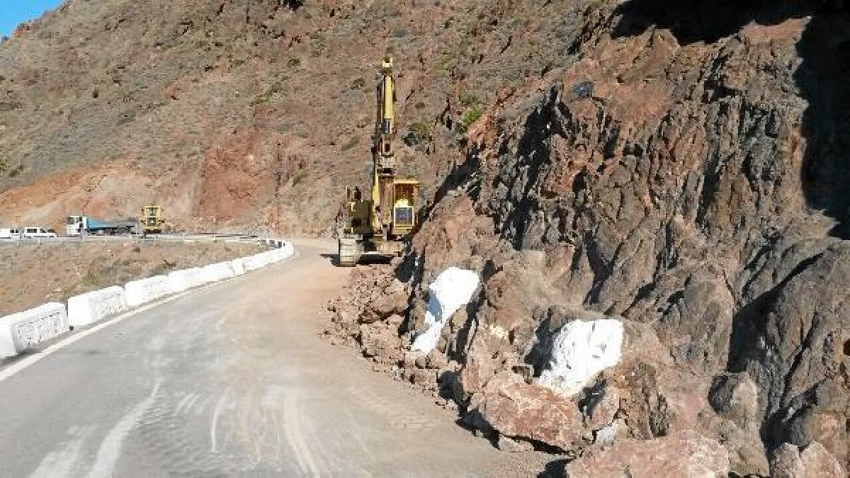 Trabajos de ampliación de la carretera al faro de Cabo de Gata.