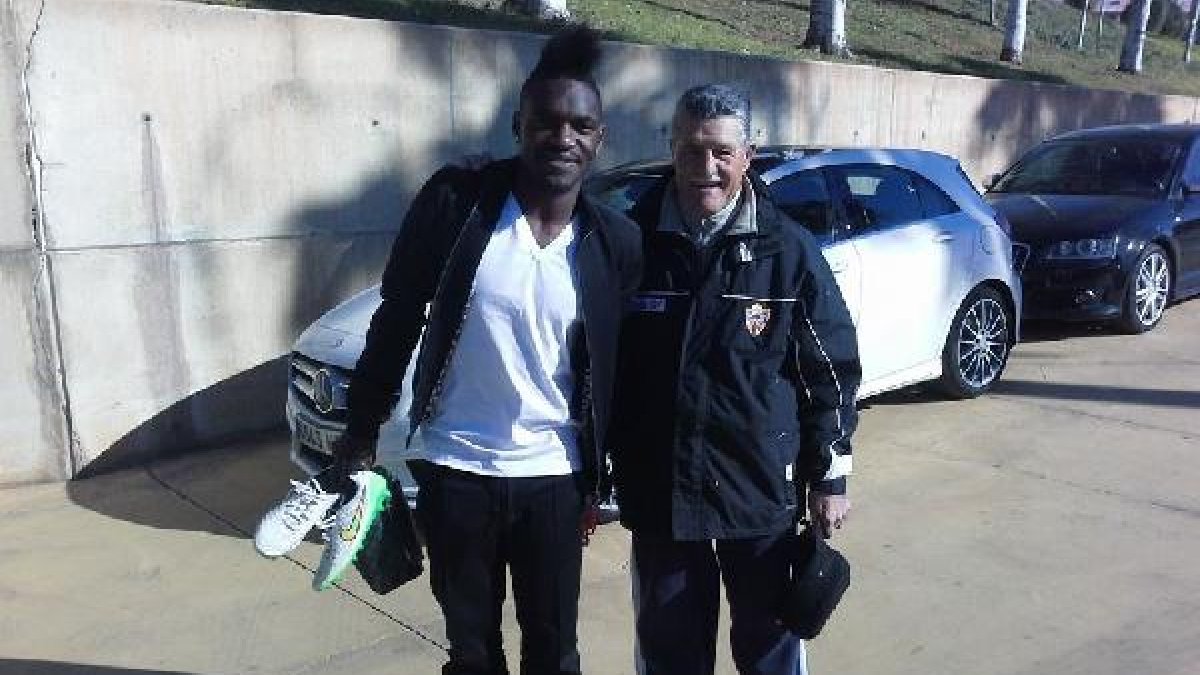 Thievy con el conserje Luis Márquez, este miércoles.