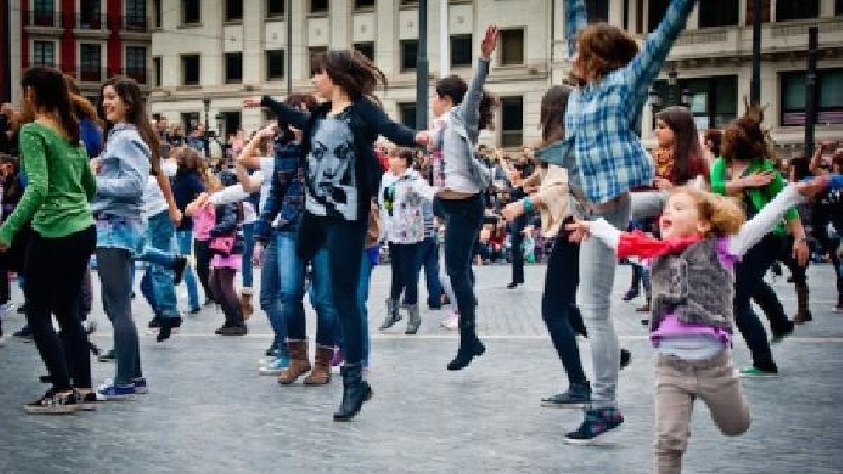 Flashmob donde grandes y pequeños disfrutan por igual