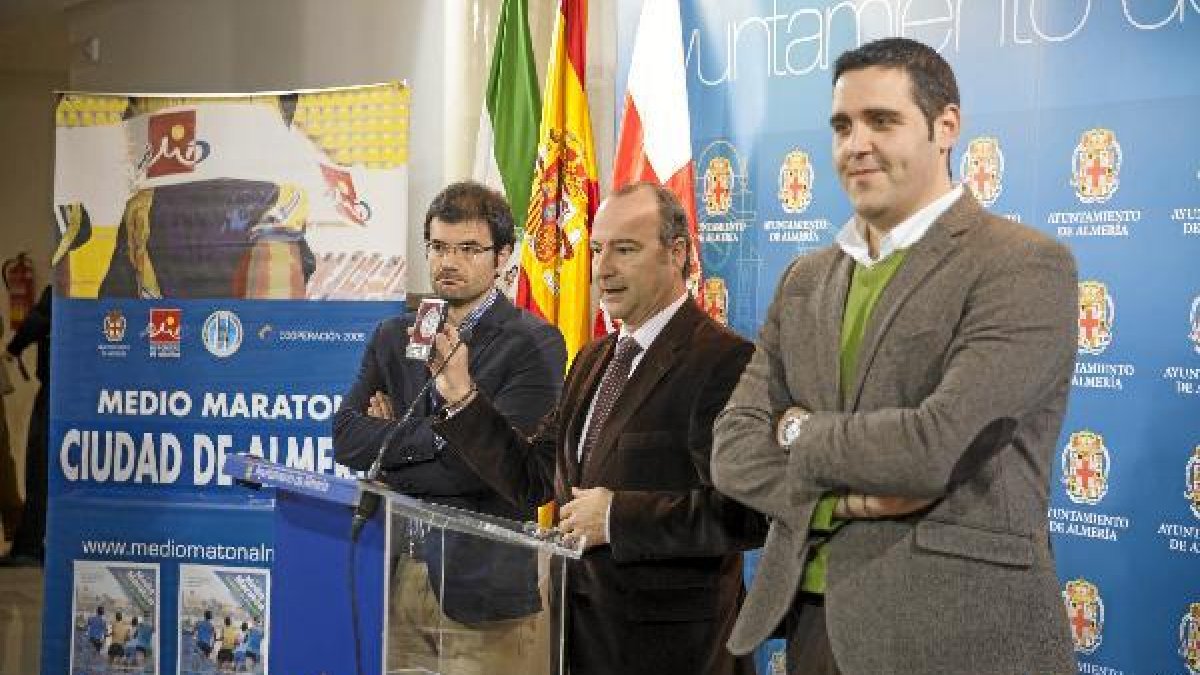 Medalla en mano el alcalde de Almería junto al concejal Juanjo Alonso y Nacho García del Grupo Nexa.