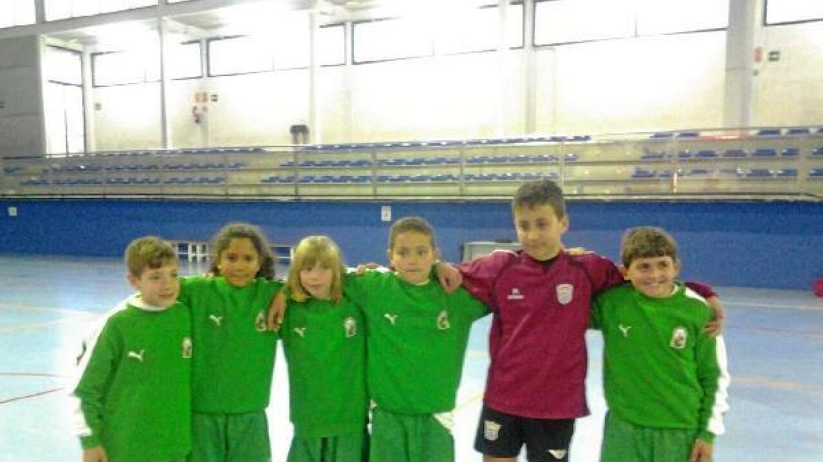 Los niños de Almería luciendo la camiseta verde de Andalucía.