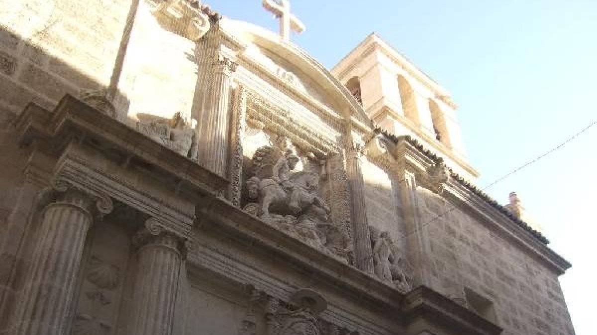 Iglesia de Santiago en la capital asaltada hace unas horas.