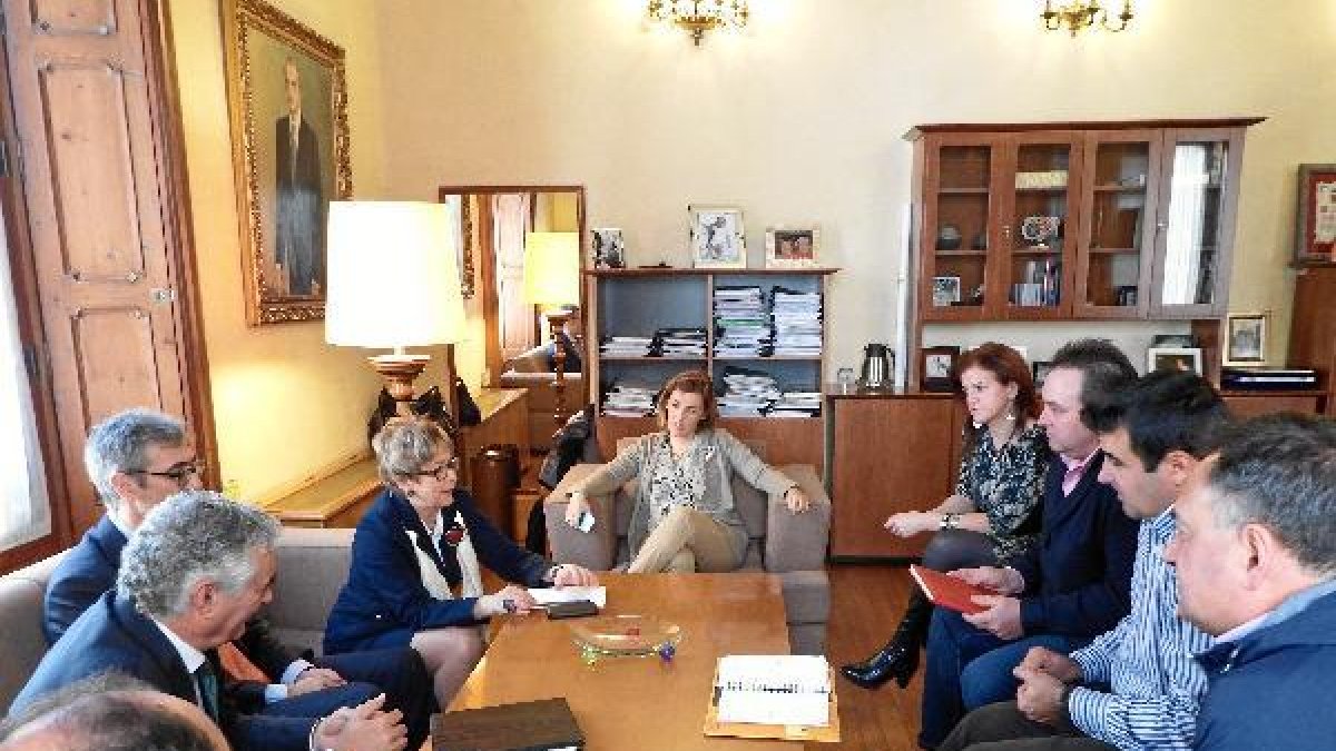 La consejera reunida con el sector agrario