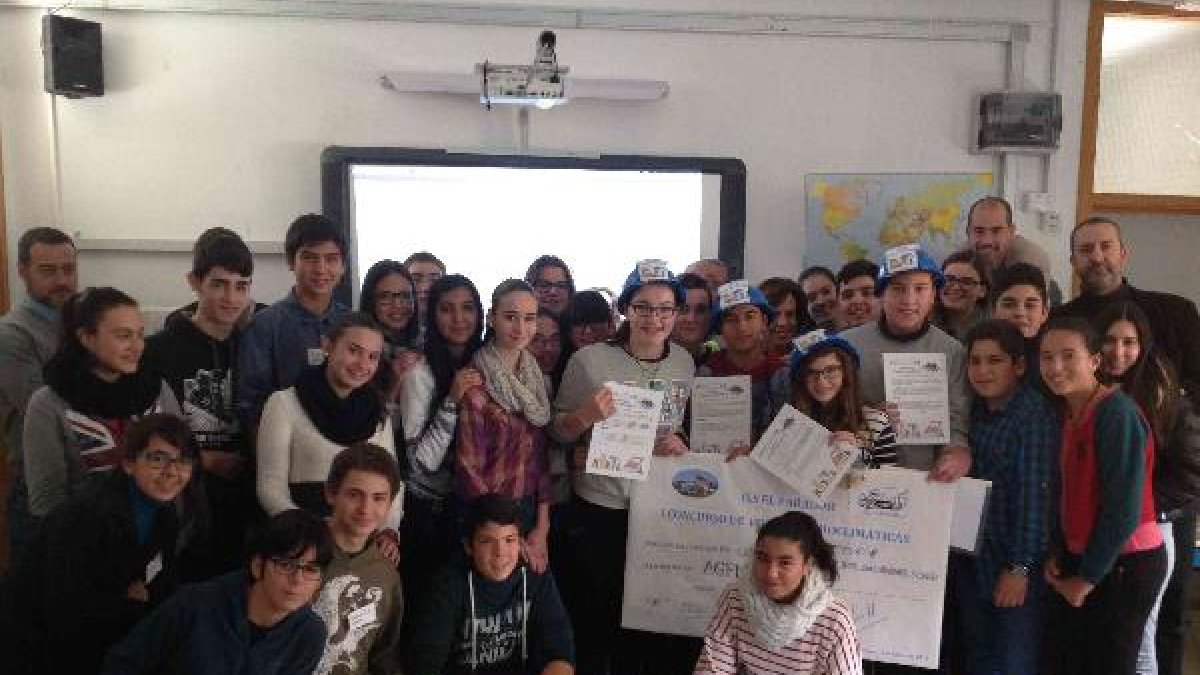 Los ganadores del último concurso posan con sus compañeros de 2º A.