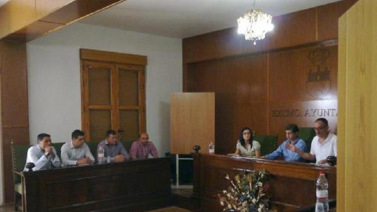 Sesión plenaria anterior donde aparece parte de la Corporación municipal de Oria