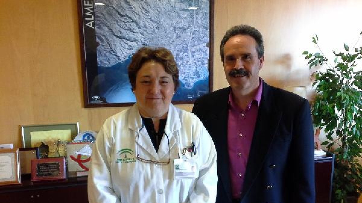 La gerente de Torrecárdenas, Francisca Antón, y el delegado de Salud, Alfredo Valdivia.