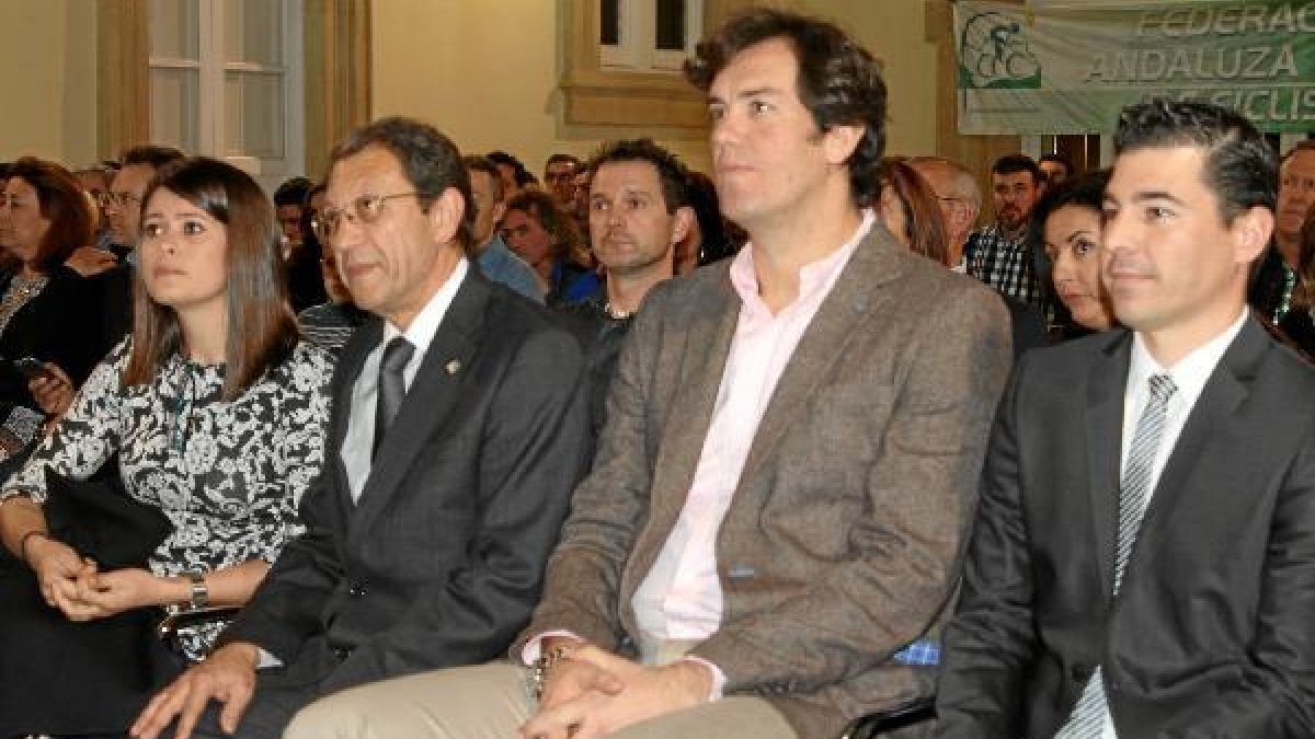 Ángeles Martínez junto a Juanjo Salvador en la gran noche del ciclismo.