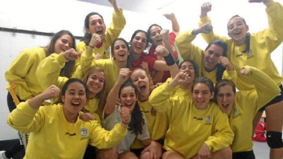 Las jugadoras roqueteras celebrando la victoria.