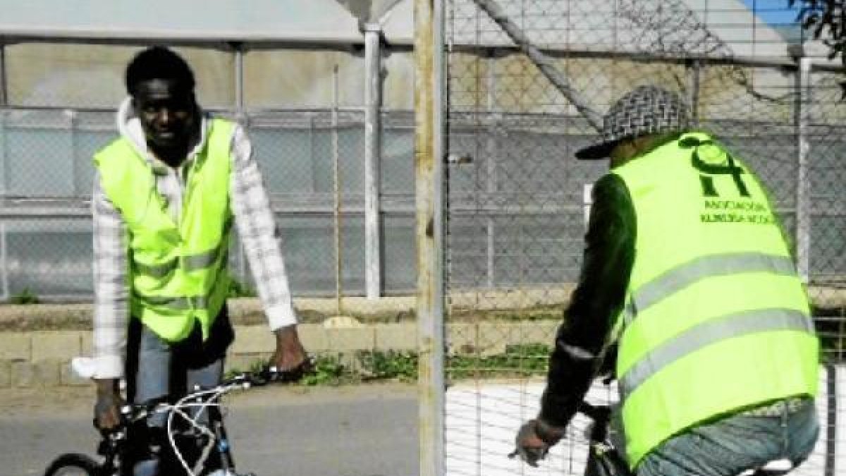 Campaña de Almería Acoge, con bicicletas y chalecos reflectantes