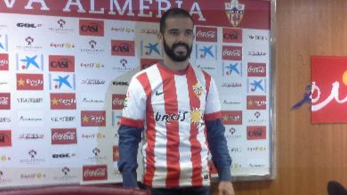 Con la camiseta del Almería.