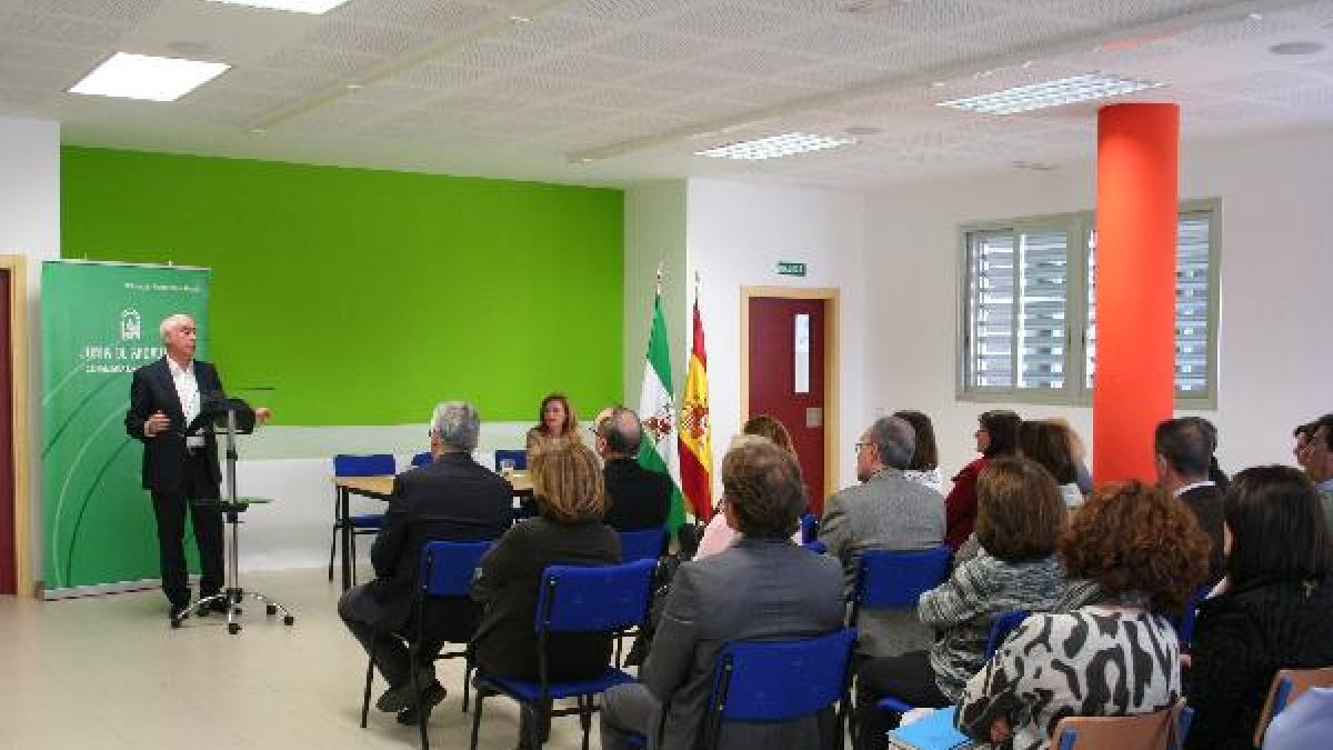 El consejero Luciano Alonso se reunió con la comunidad educativa en el CEIP Virgilio Valdivia.