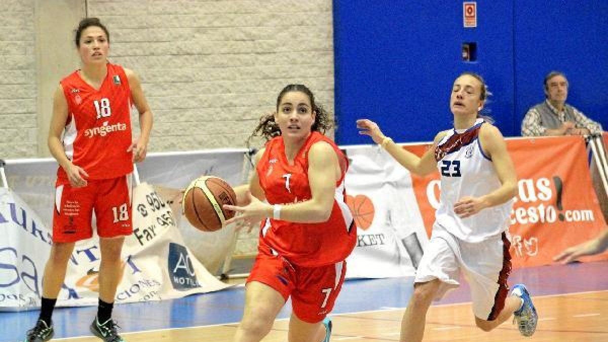 Inma Hernández pone rumbo a la canasta rival.