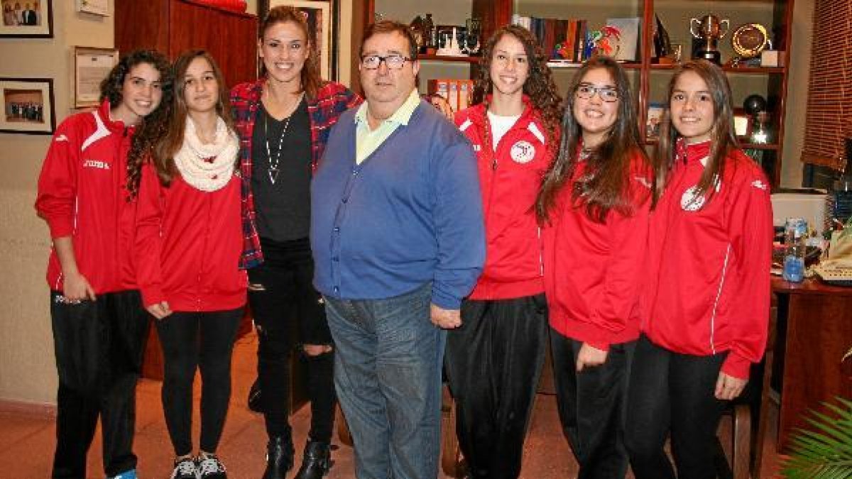 Carmen Martín con las jugadoras y el concejal JoseJjuan Rubí.