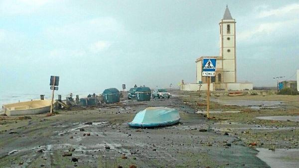 El viento arrastró el agua y hasta una barca en el Cabo de Gata