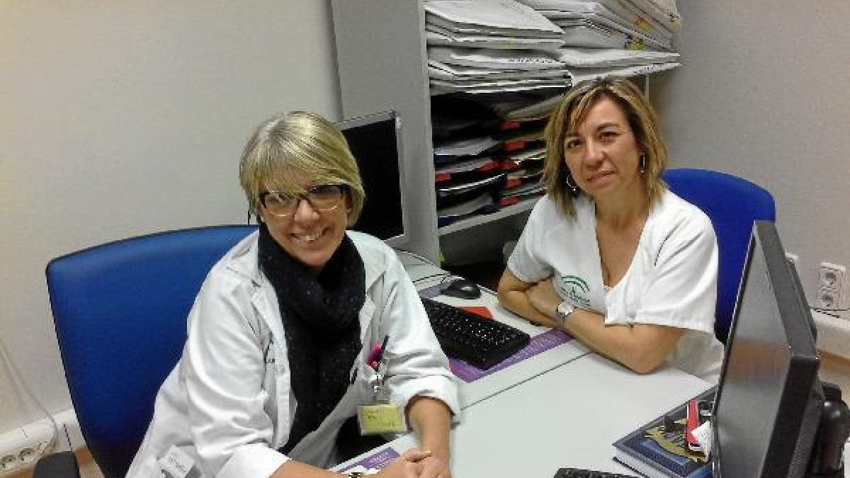 Liliana Canosa, oncóloga, e Isabel Vergel, responsable del Hospital de día oncológico,