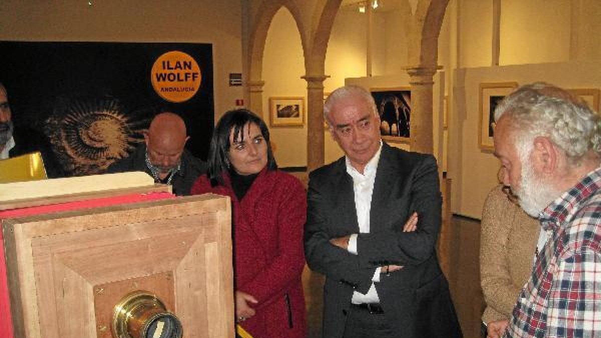 El consejero Luciano Alonso escucha al restaurador de la cámara, Joaquín Pierre.